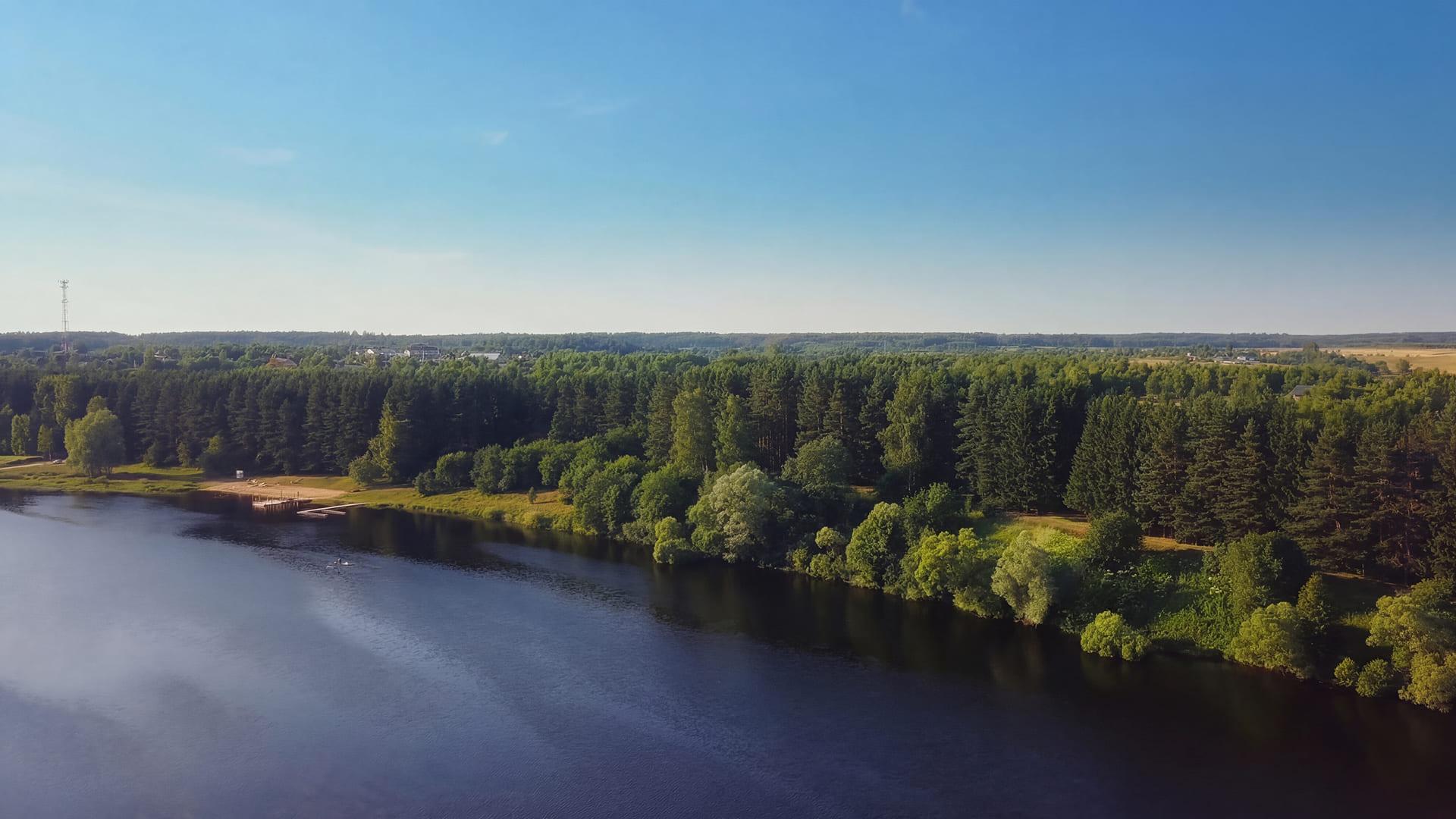 Можайское водохранилище и лесной массив рядом с территорией Bayside Residence